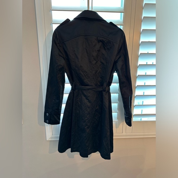 Black trench coat in very good condition. Maybe used twice. - Picture 2 of 2